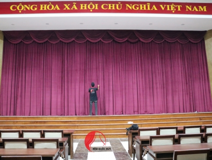Rèm cửa tự động cho sân khấu giúp buổi diễn hiện đại hơn