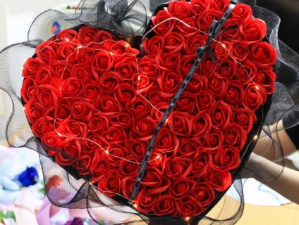 99 bông hoa sáp trái tim đỏ