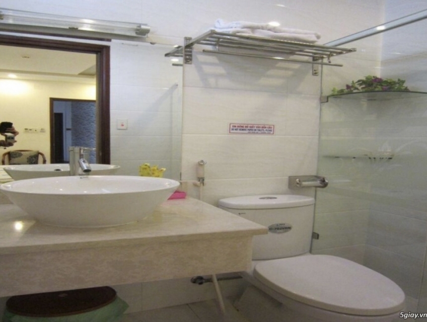 CHO THUÊ PHÒNG KHÁCH SẠN RED FLOWER - QUẬN 1