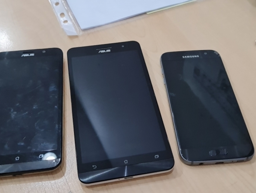 Ve chai 3 cái smartphone còn liền lạc