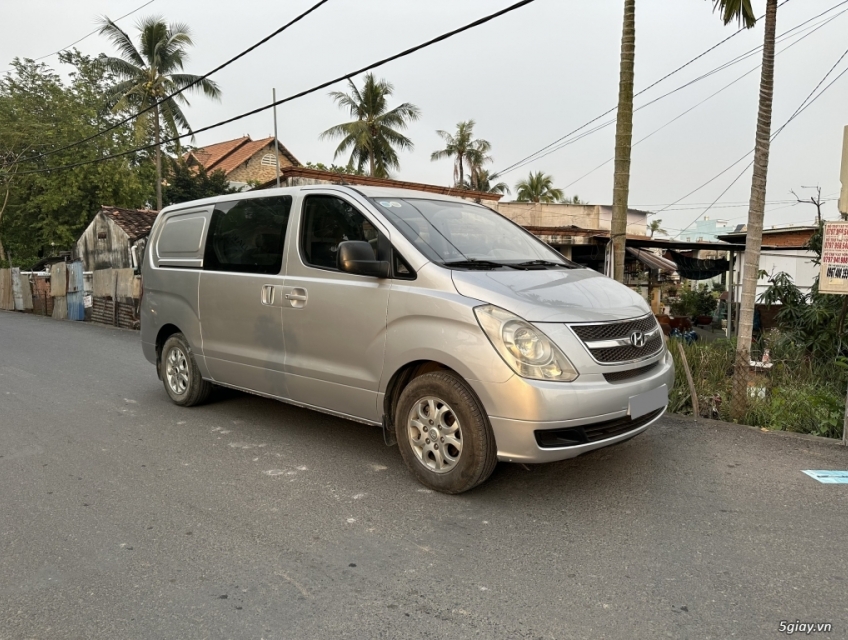Gia đình bán Hyundai Starex 2010 bạc 6 chỗ 800 kg đi kỹ.