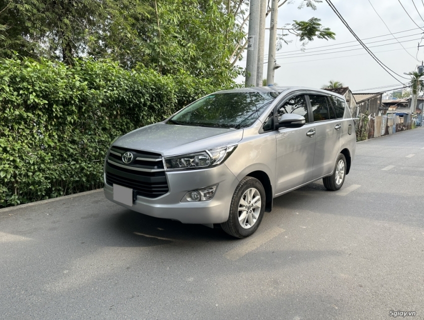 Bán Toyota Innova 2018 số sàn màu bạc xe như mới