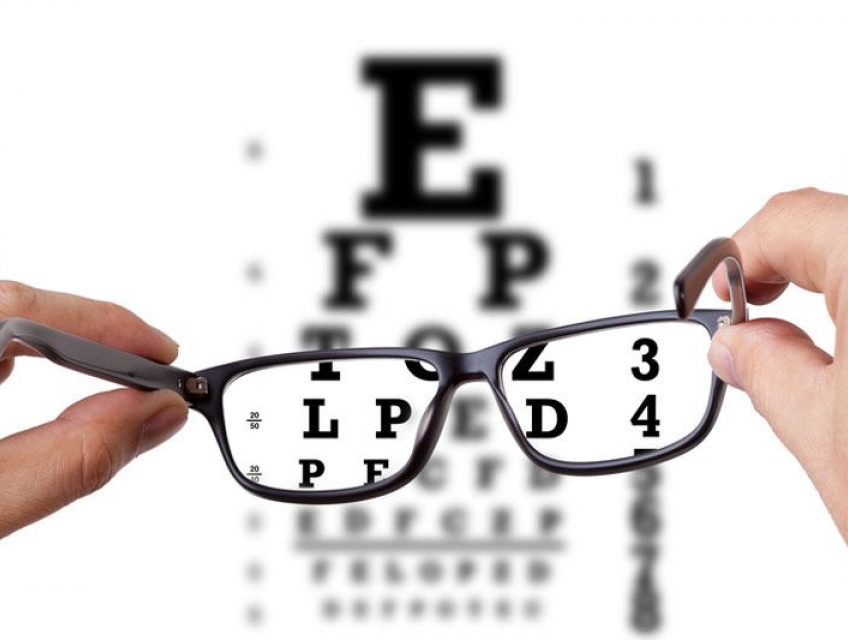 Người cận thị nên đeo loại mắt kính nào phù hợp?