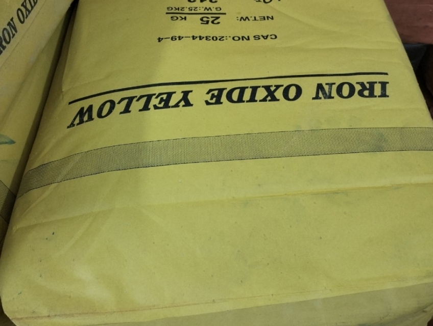 Bột màu vàng oxít sắt trong ghế đá, gạch vỉa hè.