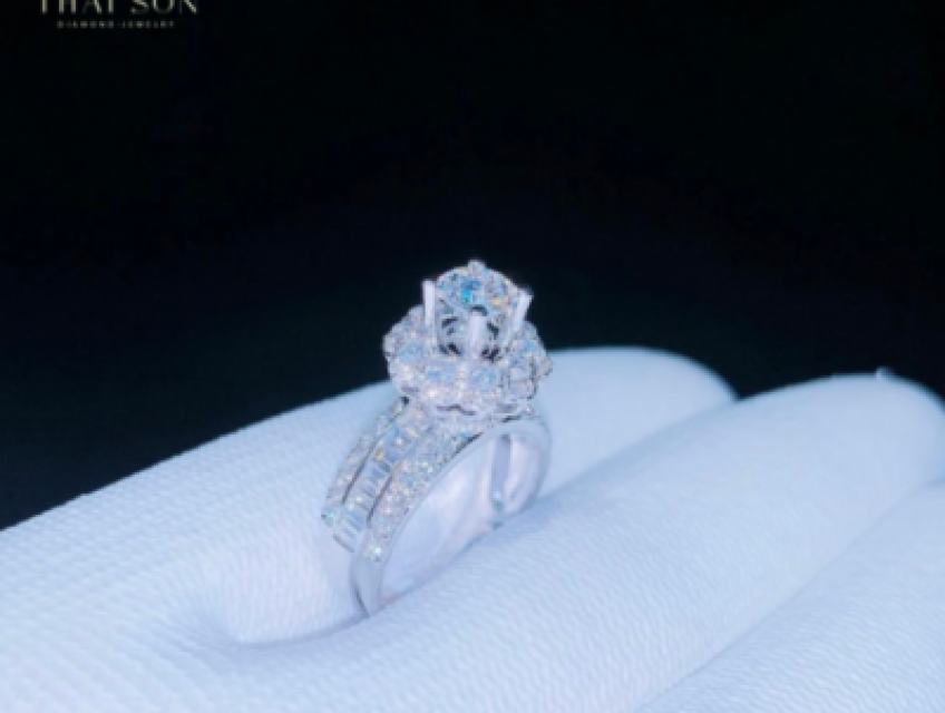 Nhẫn Bạc Nữ Thái Sơn Sang Trọng Với Đá kim Cương