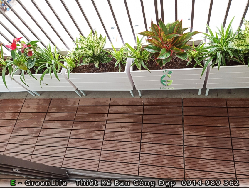Chậu Kẻ Chỉ Gỗ Nhựa Composite Trang Trí Ban Công