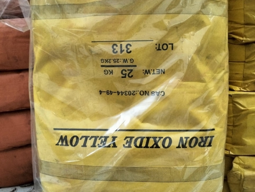 Bột màu vàng oxít sắt trong ghế đá, gạch vỉa hè