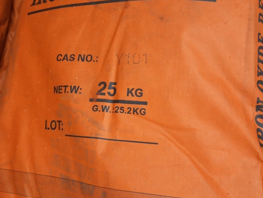 BỘT MÀU OXÍT SẮT ĐỎ TRONG GHẾ ĐÁ, GẠCH VỈA, TERRAZZO, GALITO