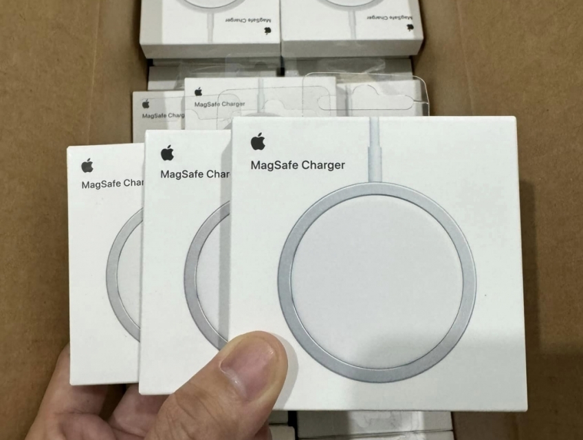 Bộ sạc Magsafe giá 650/1c. Bao auth trọn đời