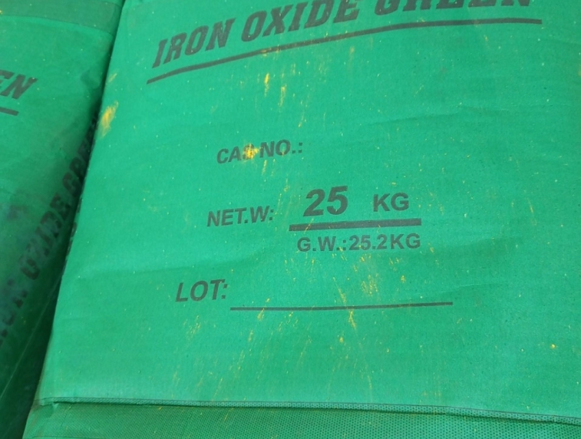 Bột màu xanh lá cây trong ghế đá gạch vỉa hè.