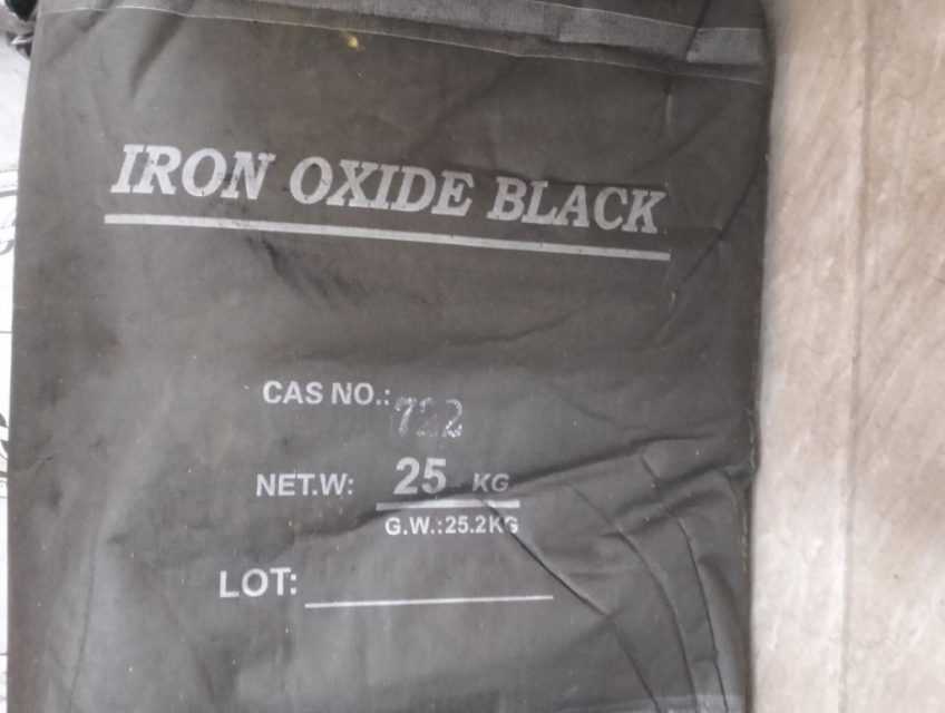 Bột màu đen trong ghế đá, gạch vỉa hè.