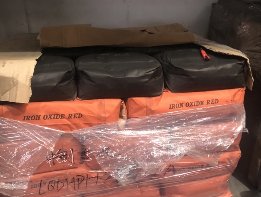 Bột màu đỏ oxít sắt trong ghế đá, gạch vỉa hè.