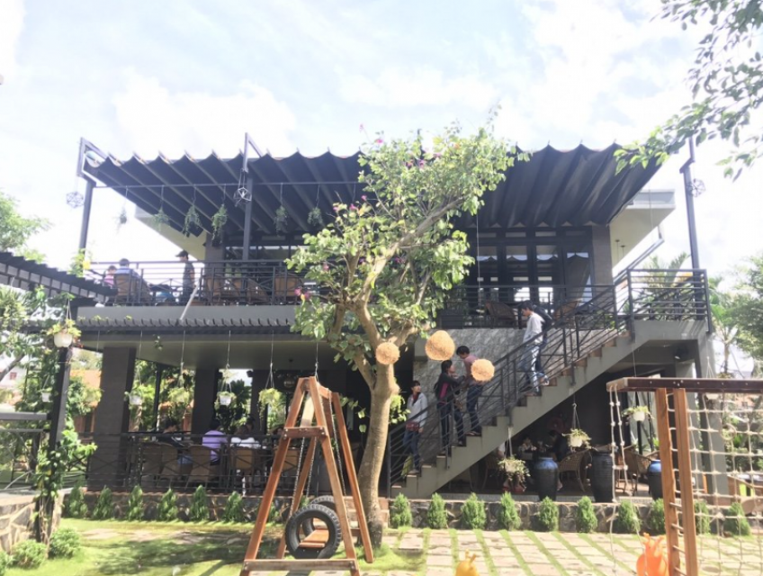 Nhận thi công bạt xếp lượn sóng quán cà phê