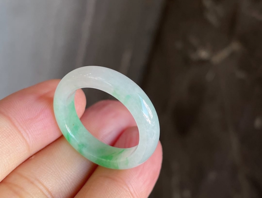 Cần bán: Nhẫn ngọc phỉ thúy