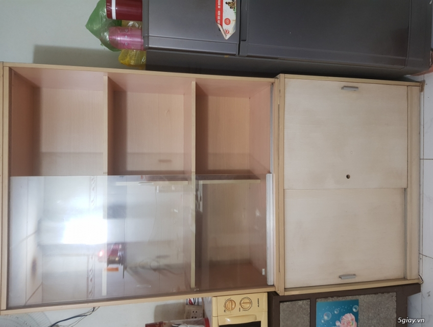 Thanh lý tủ gổ cửa kính trưng bài 2 khốp còn đẹp 98 % ( y ảnh )