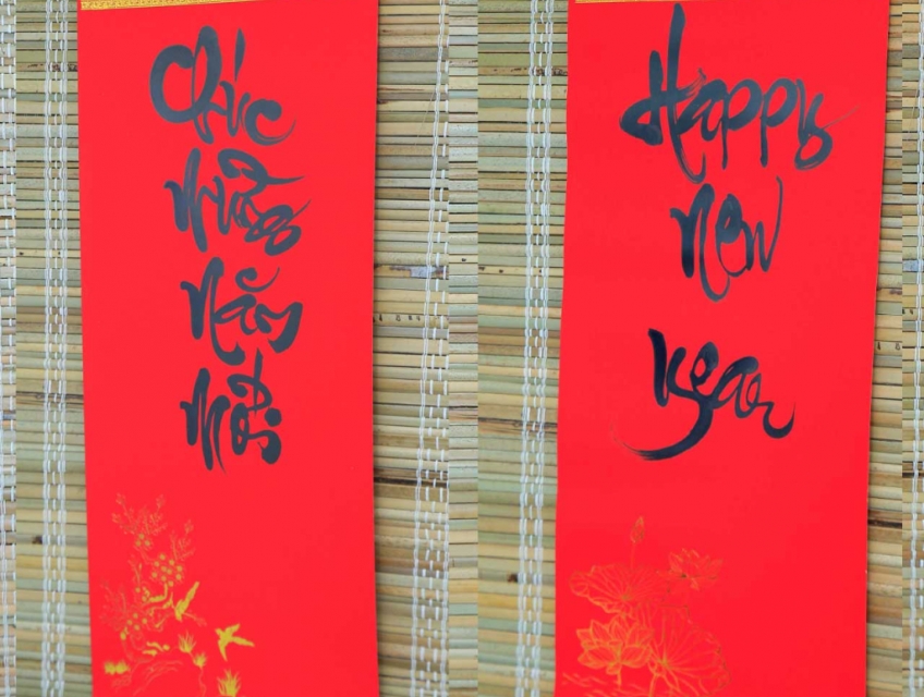 Câu đối đỏ chữ thư pháp ngày Tết 2025