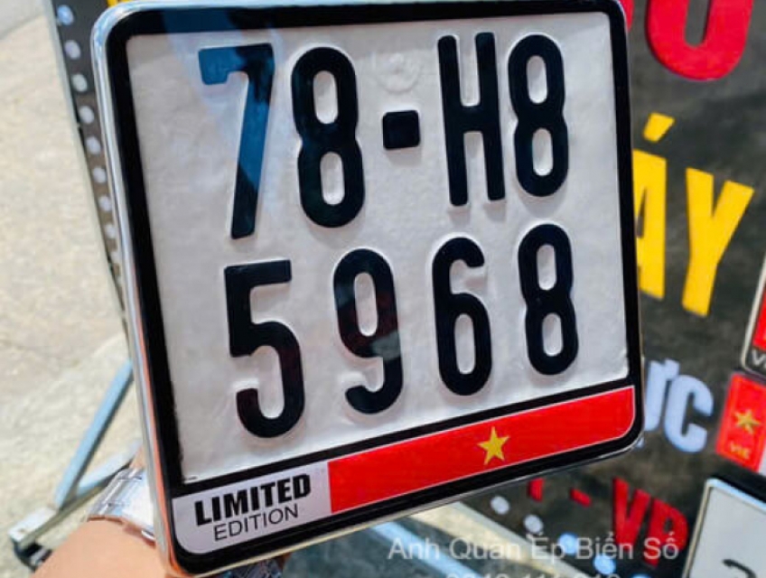 Khung Biển Số Xe Máy Có Cờ Việt Nam Tại Ép Biển Số Anh Quân