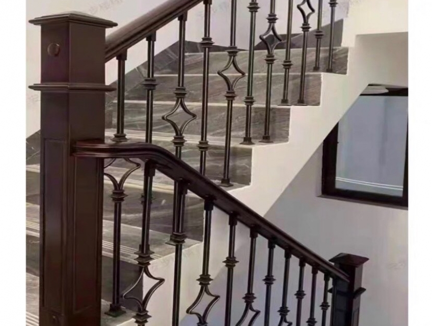 Tay vịn sắt cho nhà phố: Tính thẩm mỹ và ứng dụng thực tế