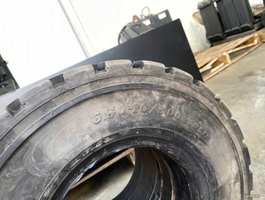 Bán Lốp đặc xe nâng cũ 650-10 Nhật Bãi cắt gai Chất Lượng