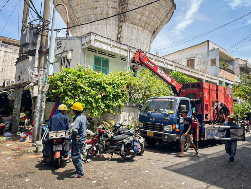 Cho thuê xe cẩu hỗ trợ lắp đặt điện | Thi công chuyên nghiệp – An toàn