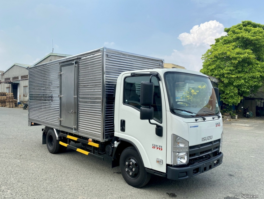 ISUZU QKR 270  THÙNG KÍN TIÊU CHUẨN ( 2.5 tấn)